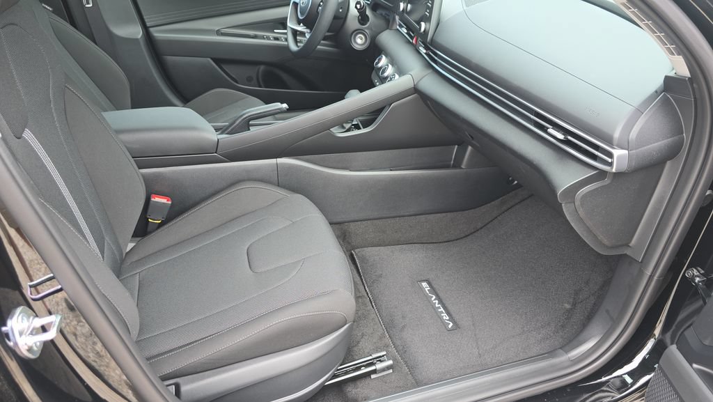 New 2026 Hyundai Elantra SE FWD image 13