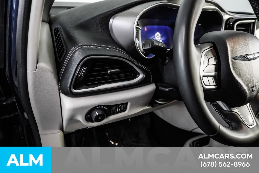 Used 2024 Chrysler Pacifica Select image 35