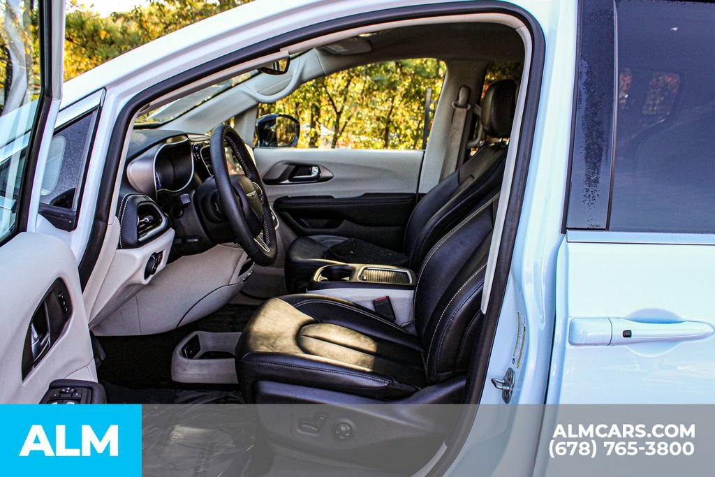 Used 2024 Chrysler Pacifica Select image 17