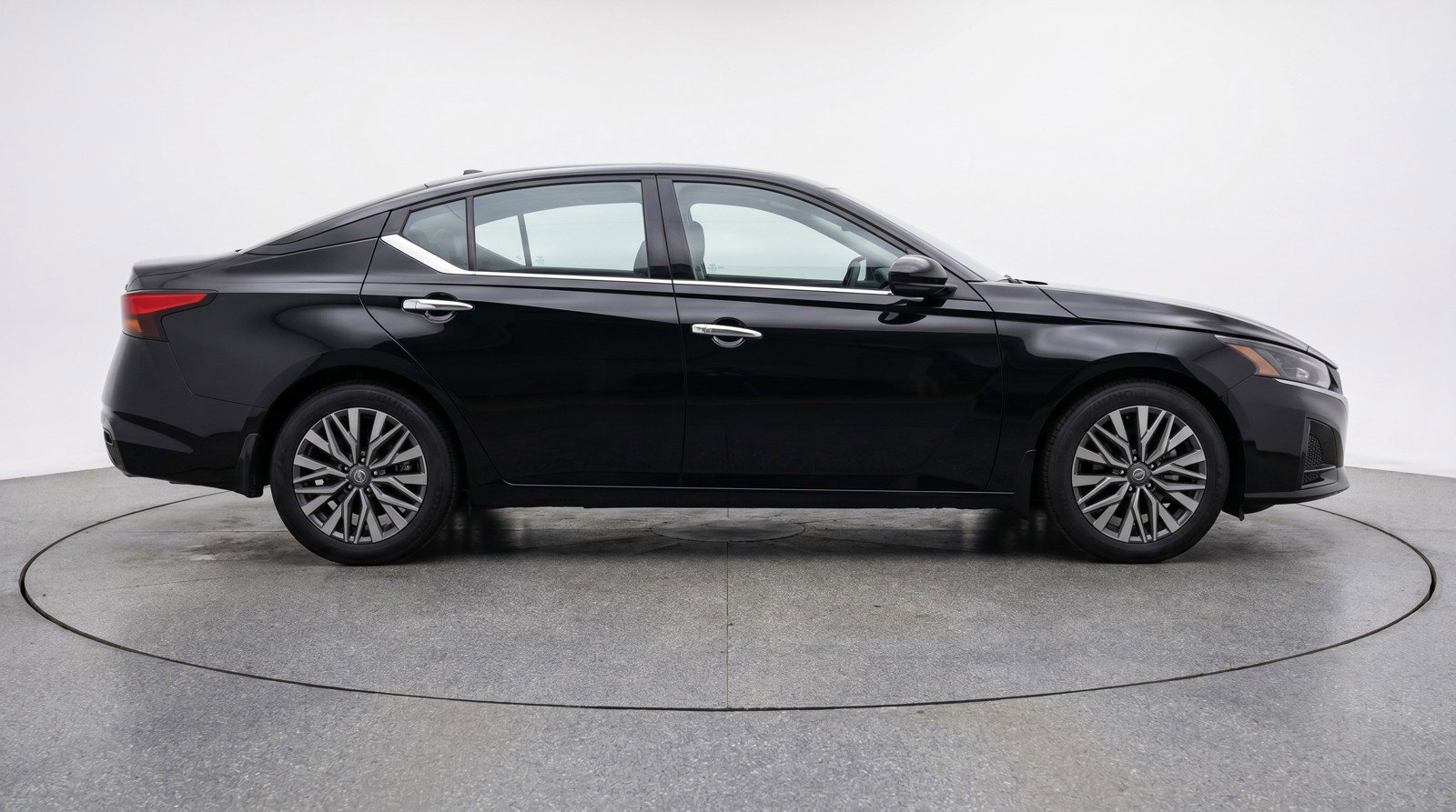 Used 2025 Nissan Altima 2.5 SV FWD image 11