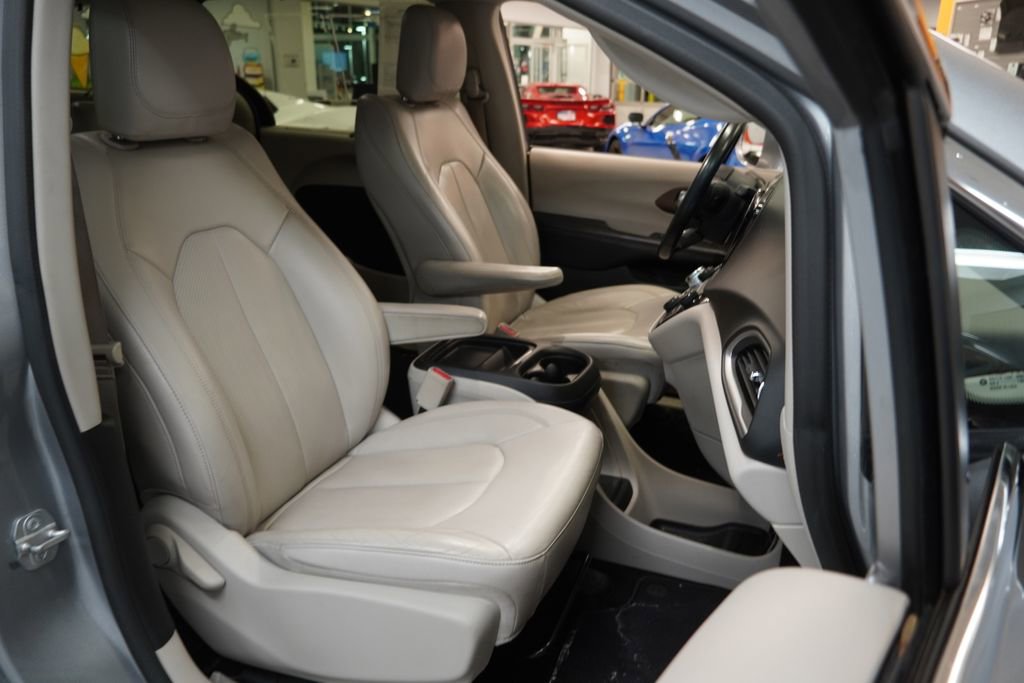 Used 2018 Chrysler Pacifica Touring-L FWD image 30