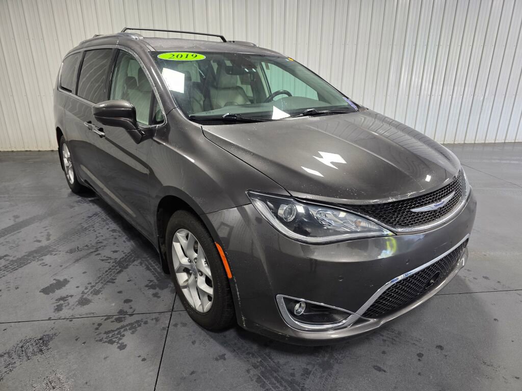 Used 2019 Chrysler Pacifica Touring-L Plus w/ Advanced Safetytec Group FWD image 2