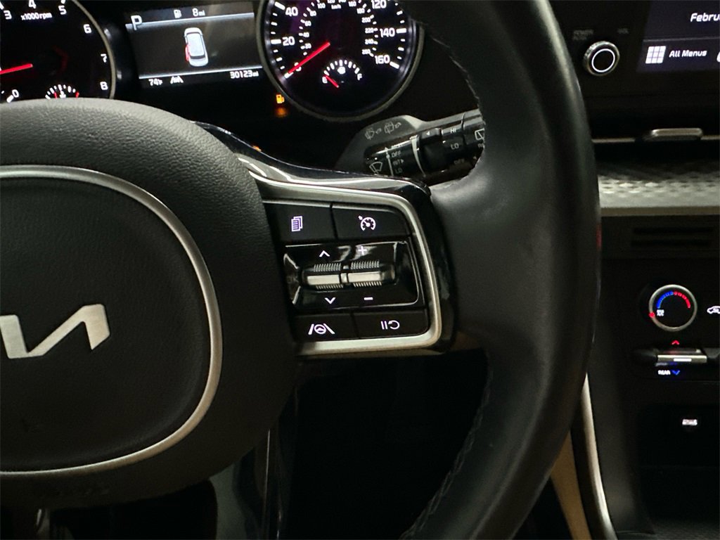 Used 2022 Kia Carnival LX image 27