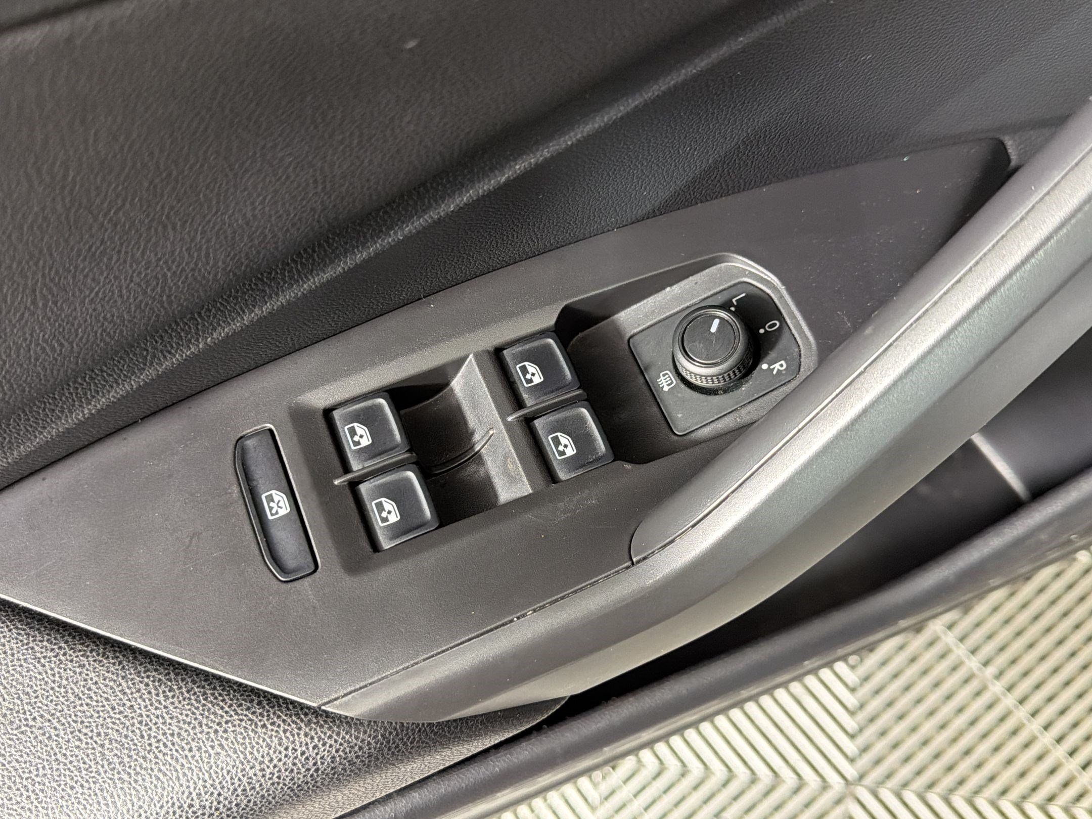 Used 2020 Volkswagen Jetta SE w/ SE Cold Weather Package FWD image 25