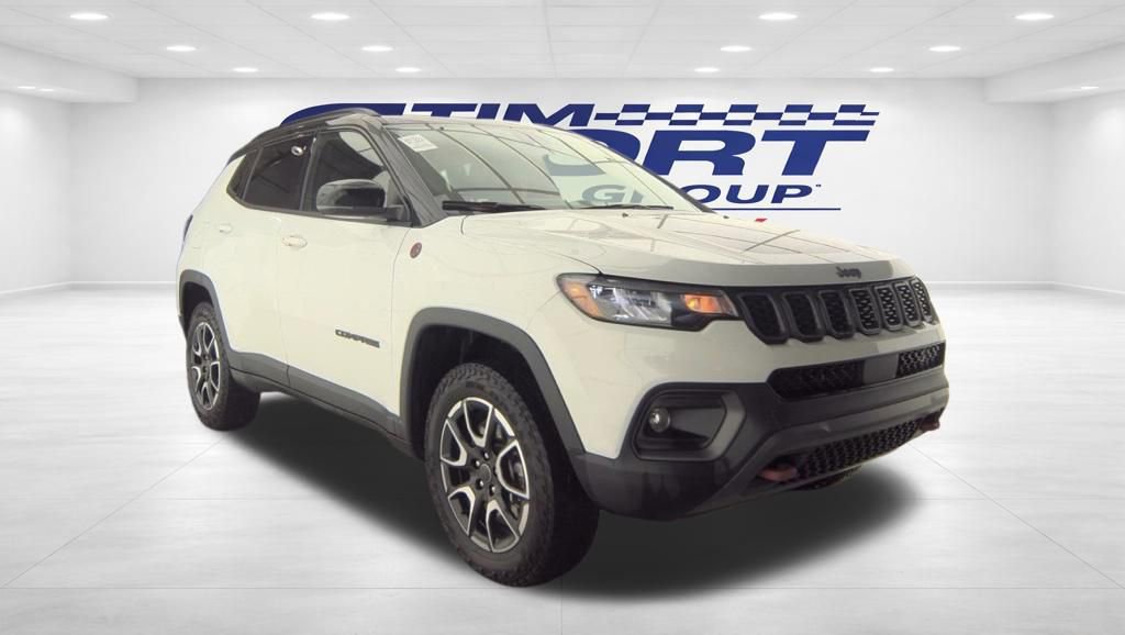 Used 2025 Jeep Compass Trailhawk image 4