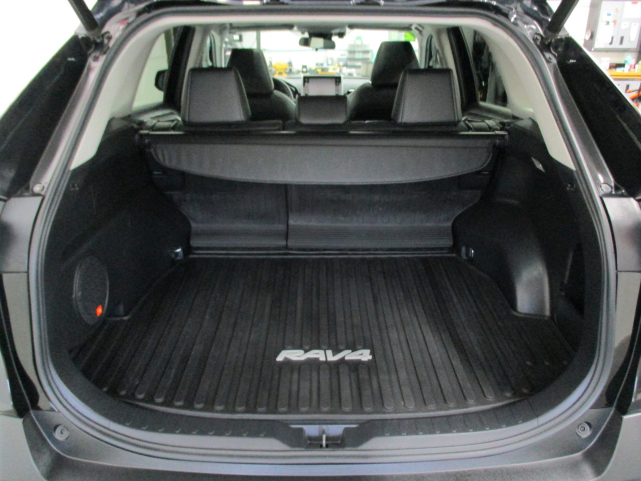 Used 2021 Toyota RAV4 XLE Premium image 14