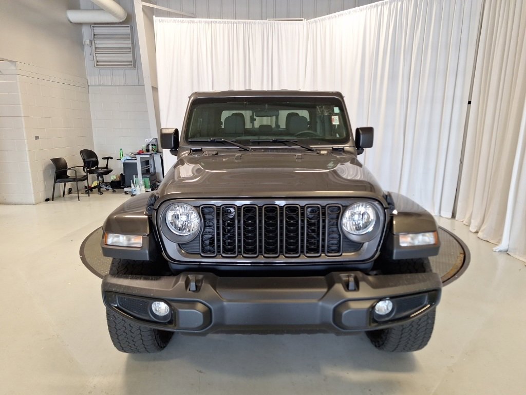 Used 2024 Jeep Gladiator Sport image 3