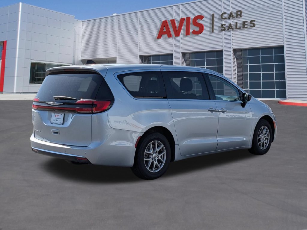 Used 2024 Chrysler Pacifica Touring-L FWD image 6