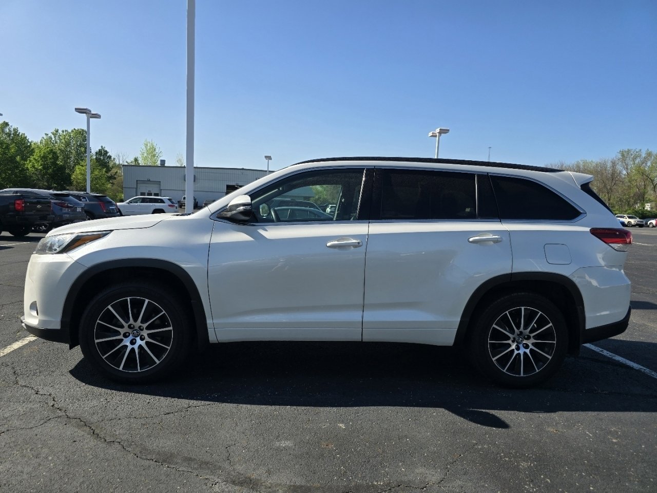 Used 2018 Toyota Highlander SE image 4