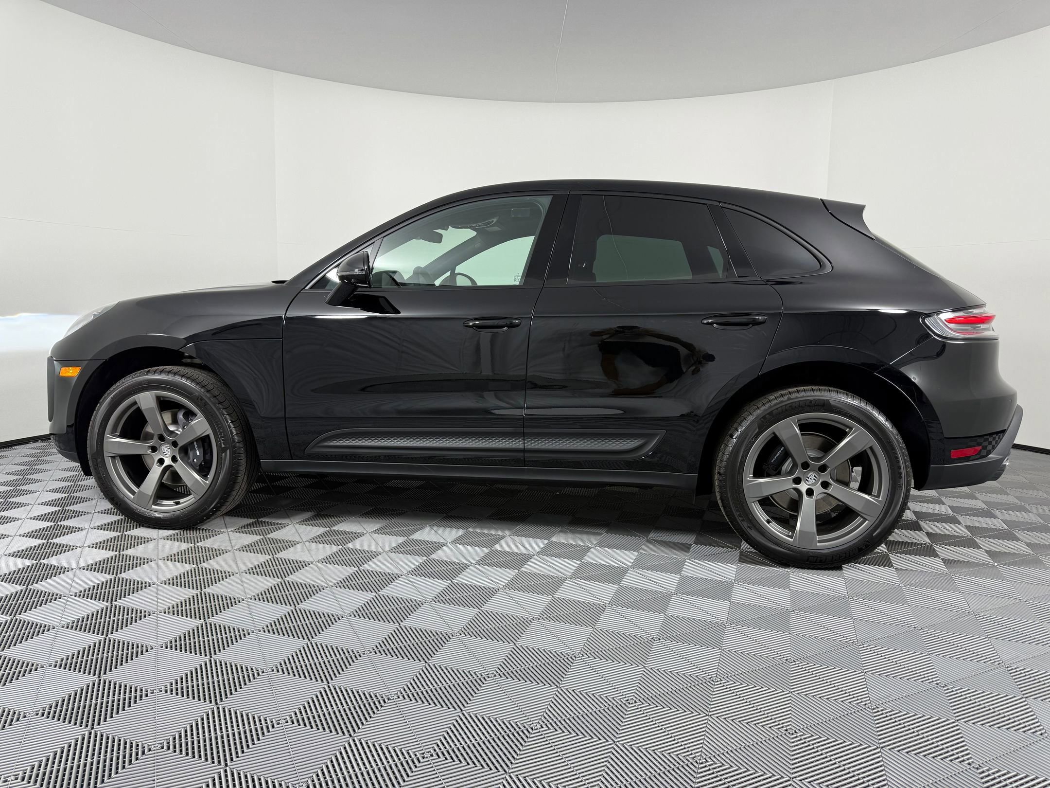 Certified 2026 Porsche Macan AWD/4WD image 2