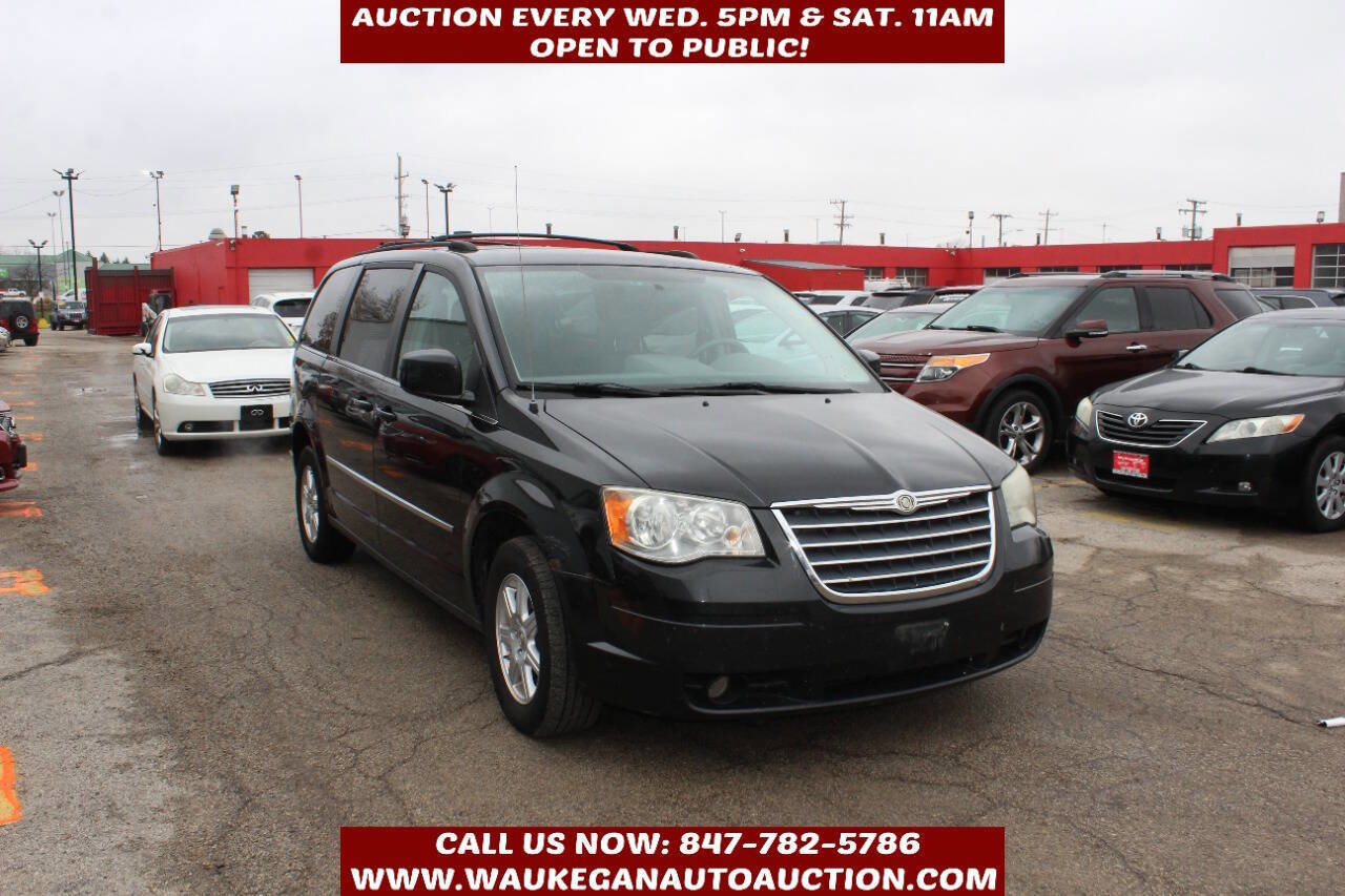 Used 2010 Chrysler Town & Country Touring image 3