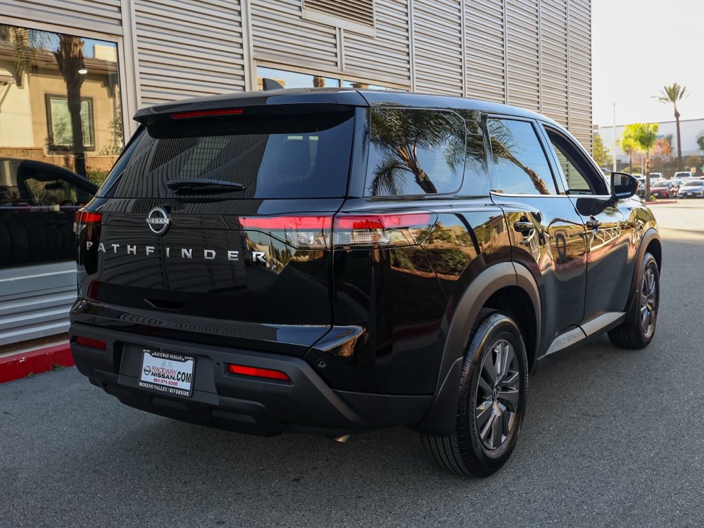New 2025 Nissan Pathfinder S image 4