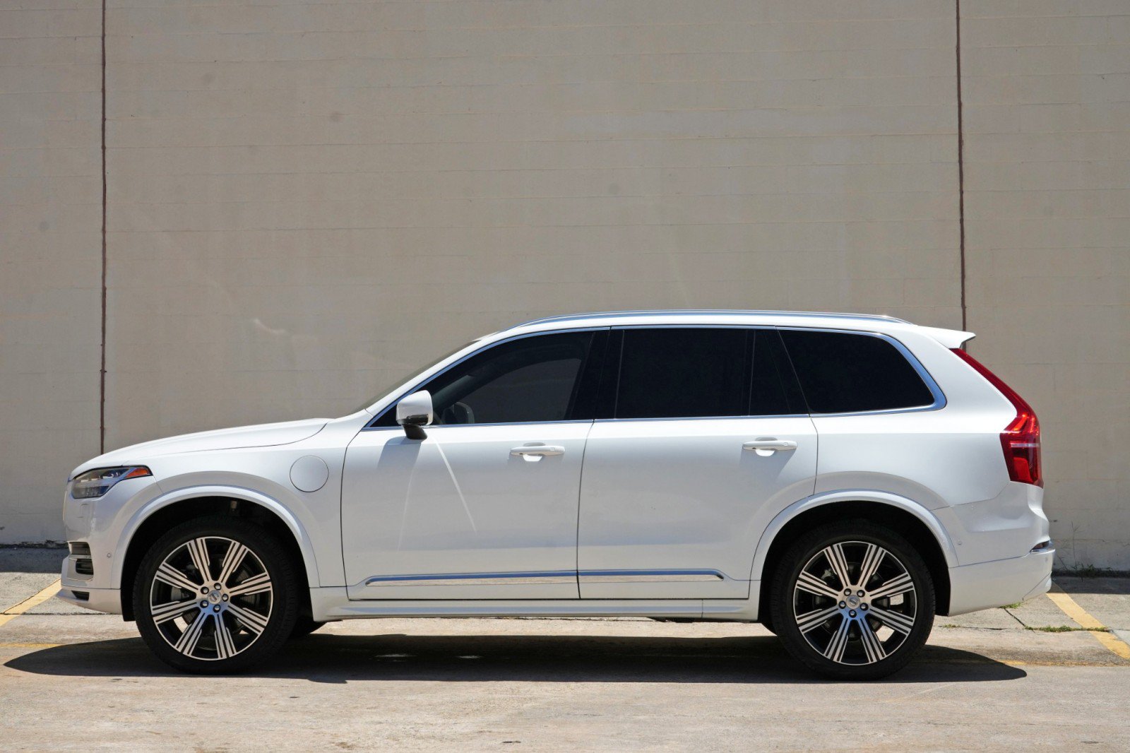 Used 2025 Volvo XC90 T8 Ultra w/ Protection Package Premier AWD/4WD image 9