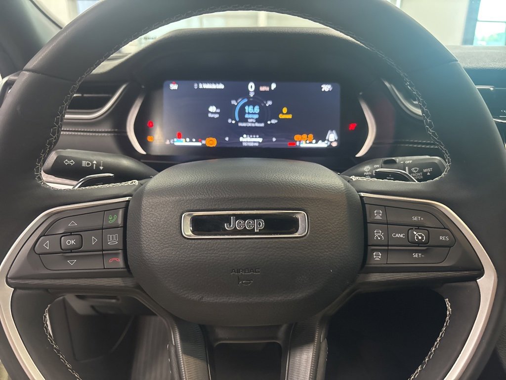 Used 2025 Jeep Grand Cherokee Altitude image 15