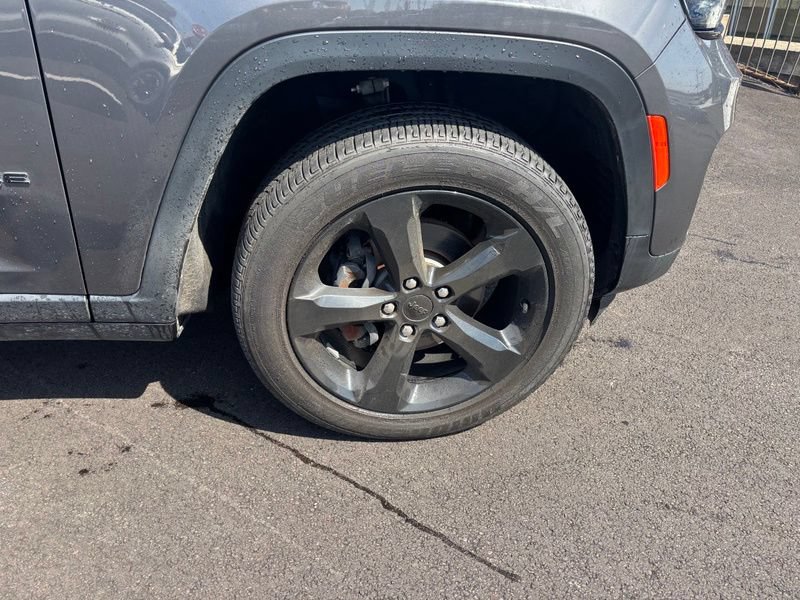 Used 2023 Jeep Grand Cherokee Altitude AWD/4WD image 16
