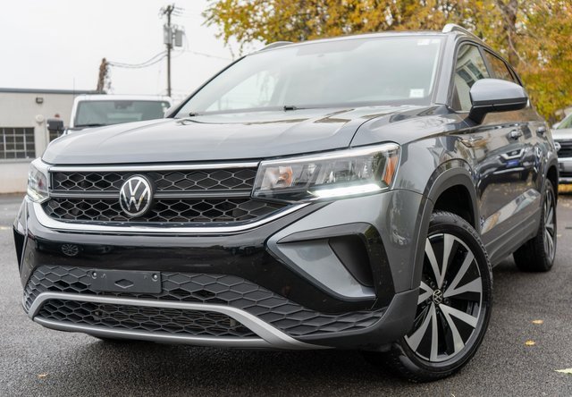 Used 2022 Volkswagen Taos SE image 1