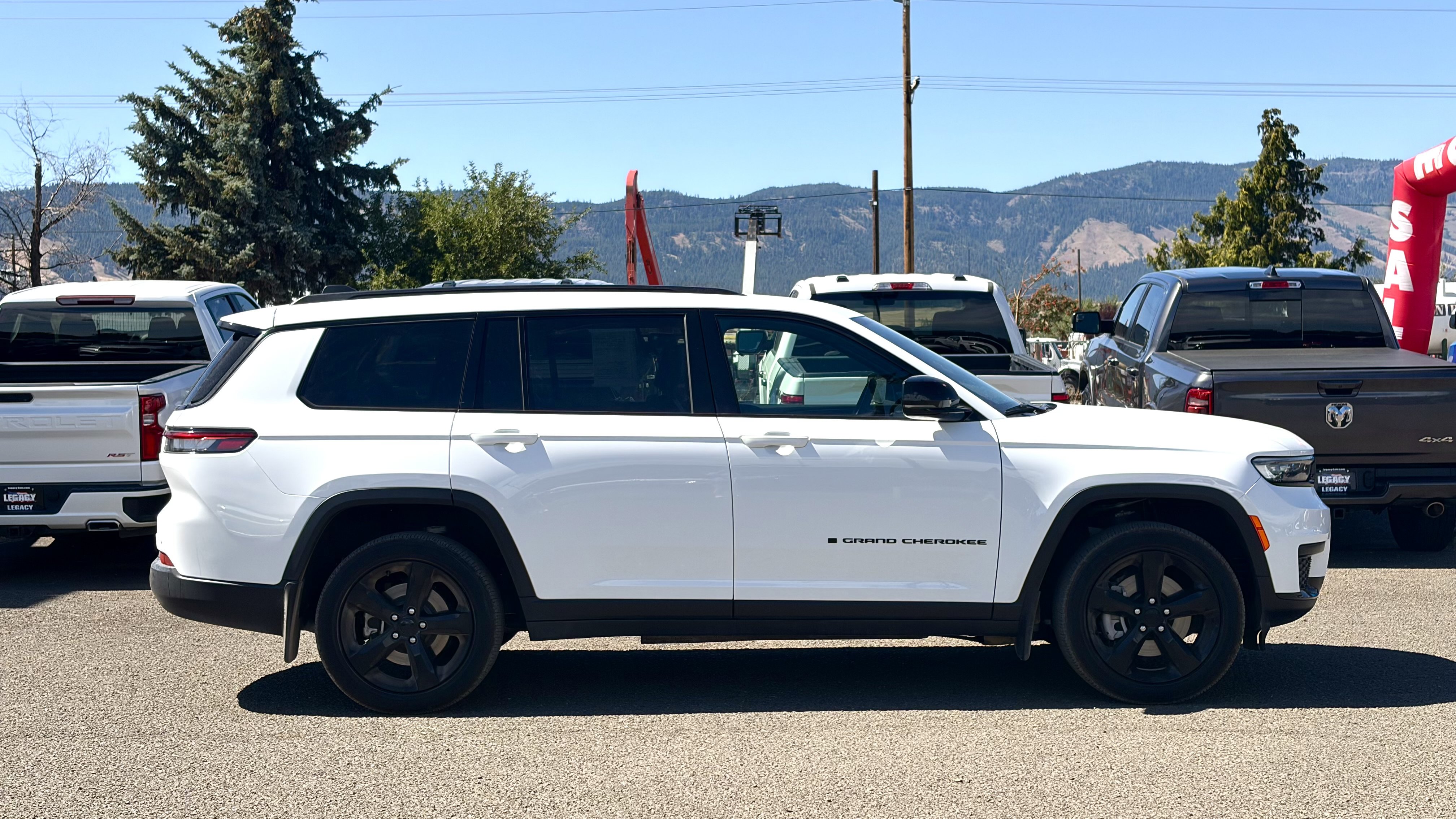 Used 2024 Jeep Grand Cherokee L Laredo AWD/4WD image 8