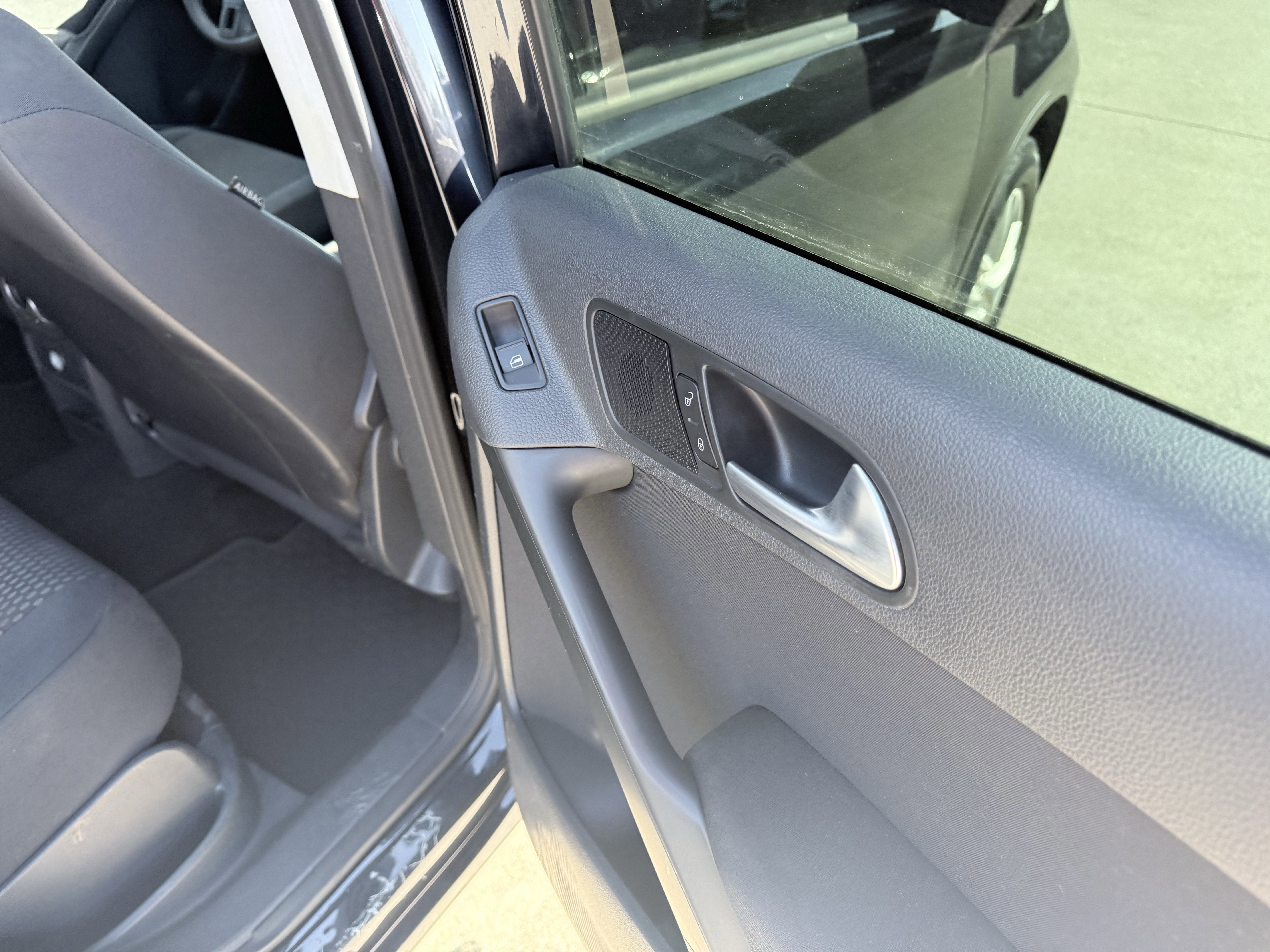 Used 2011 Volkswagen Tiguan S image 34