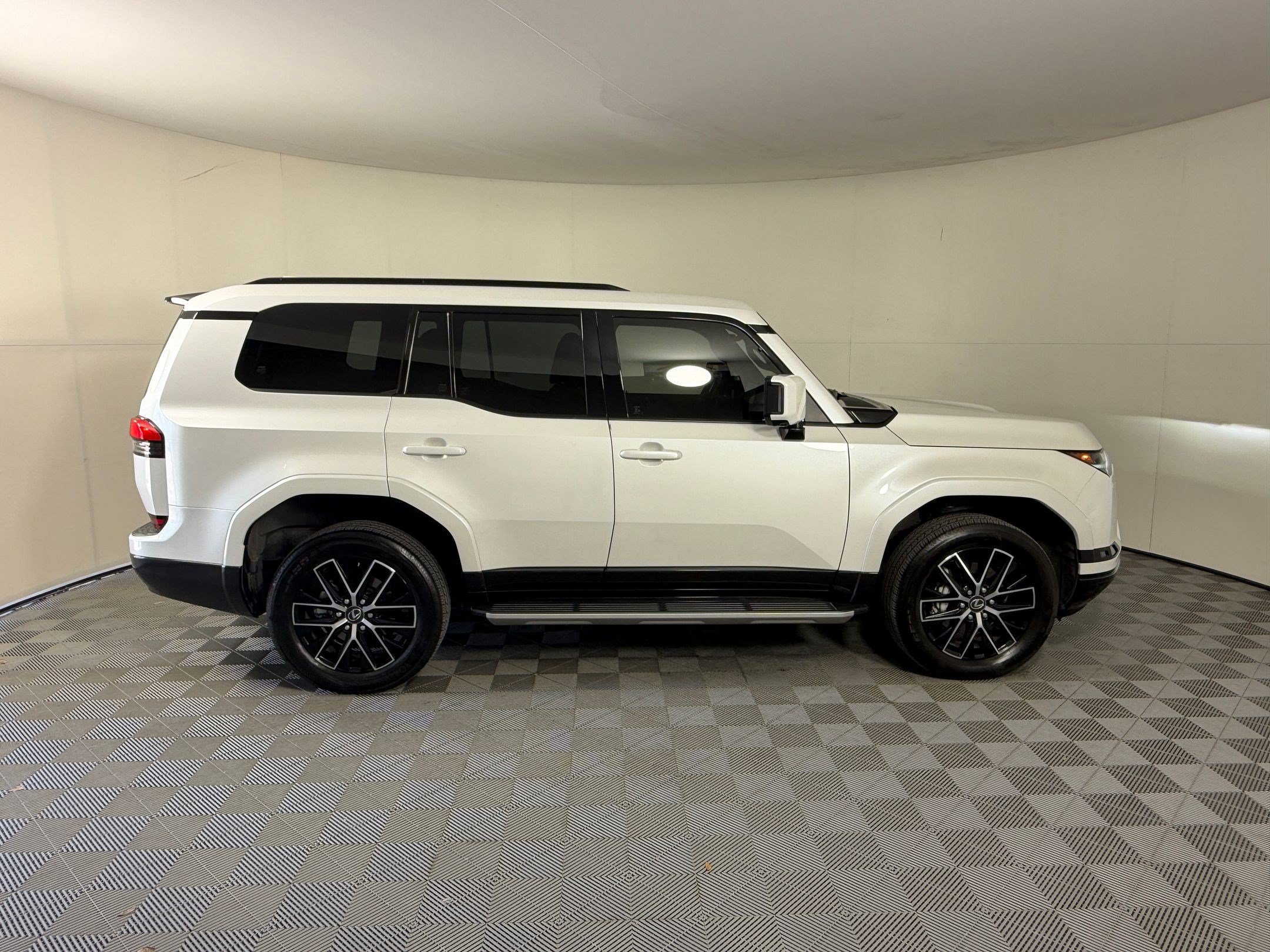 Used 2024 Lexus GX 550 w/ Accessory Package (Z1) AWD/4WD image 8