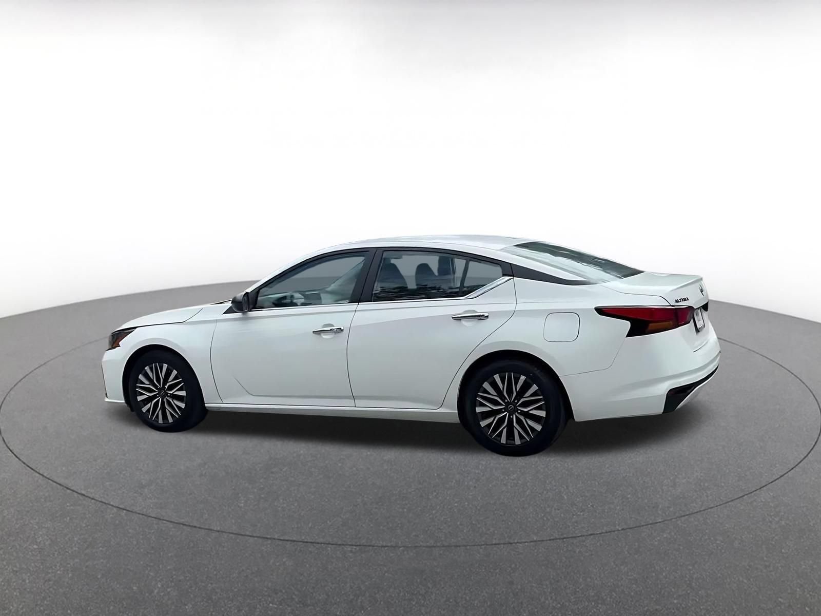 Used 2025 Nissan Altima 2.5 SV FWD image 8