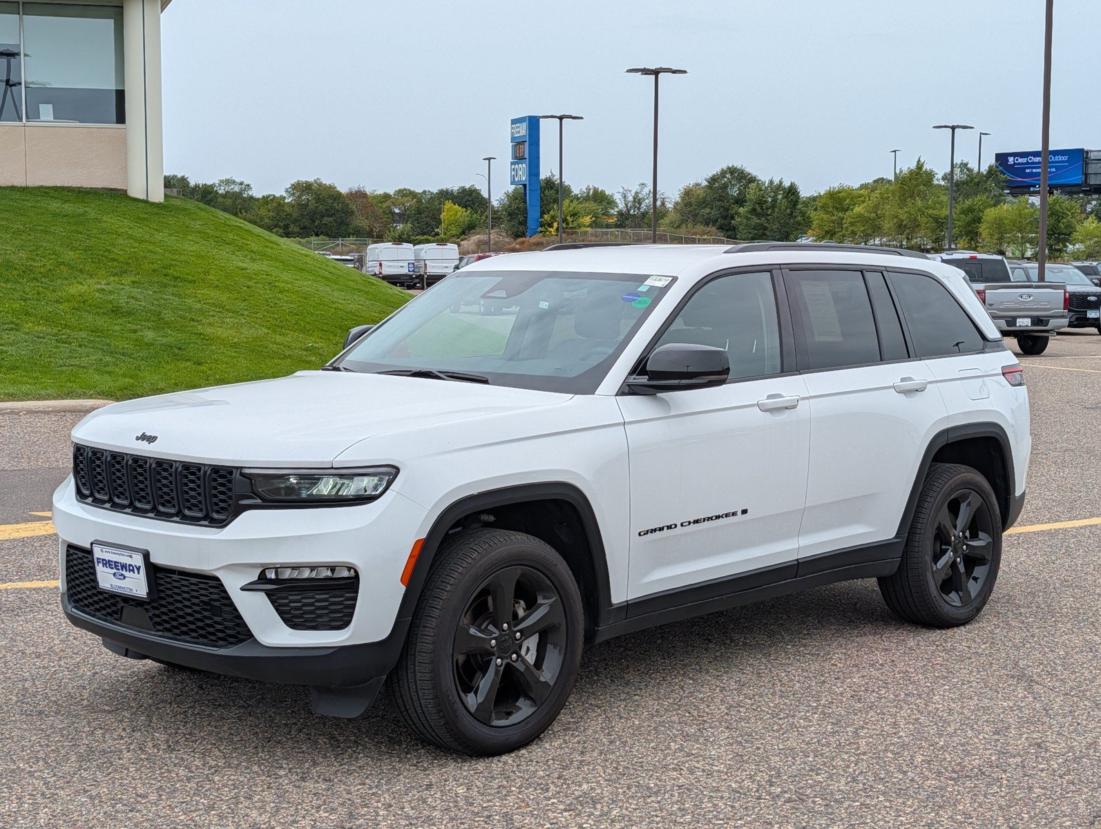 Used 2023 Jeep Grand Cherokee Limited w/ Black Appearance Package AWD/4WD image 1