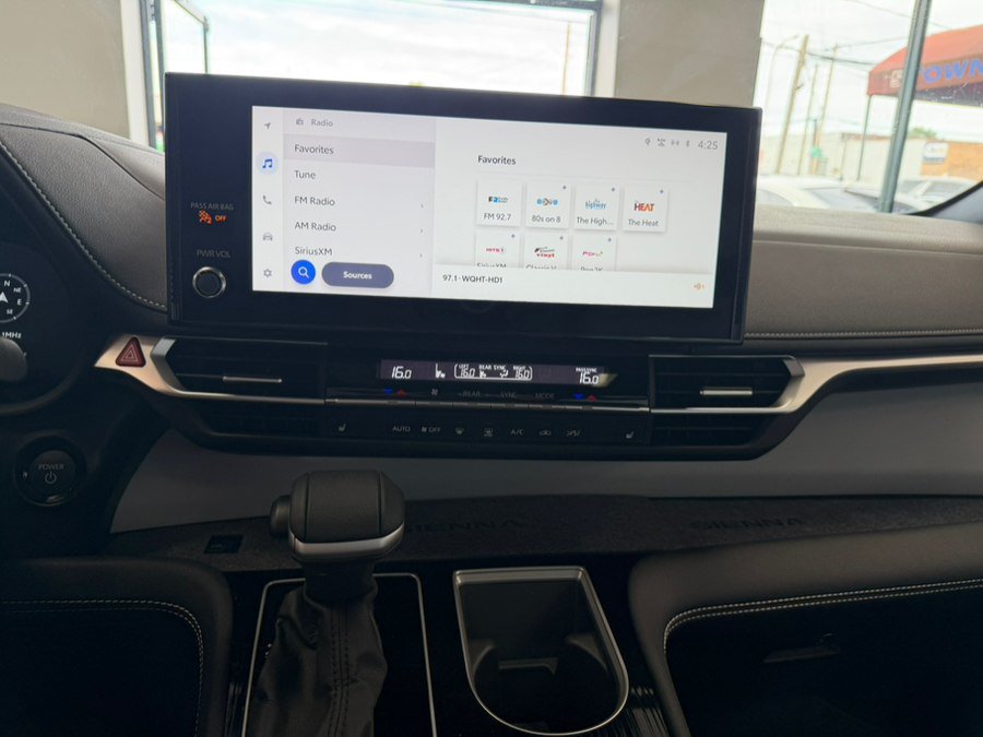 Used 2025 Toyota Sienna XSE FWD image 75