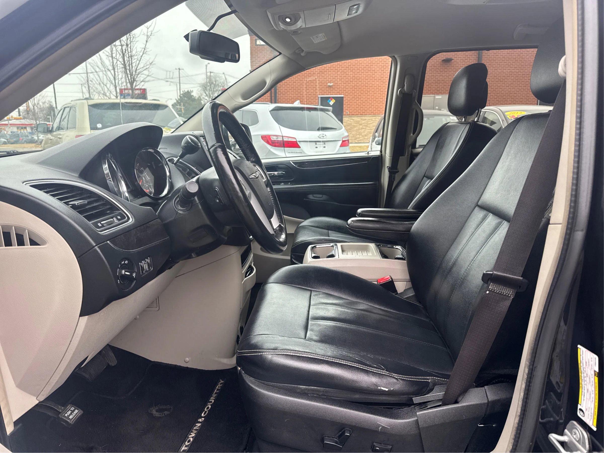 Used 2015 Chrysler Town & Country Touring w/ Driver Convenience Group image 10