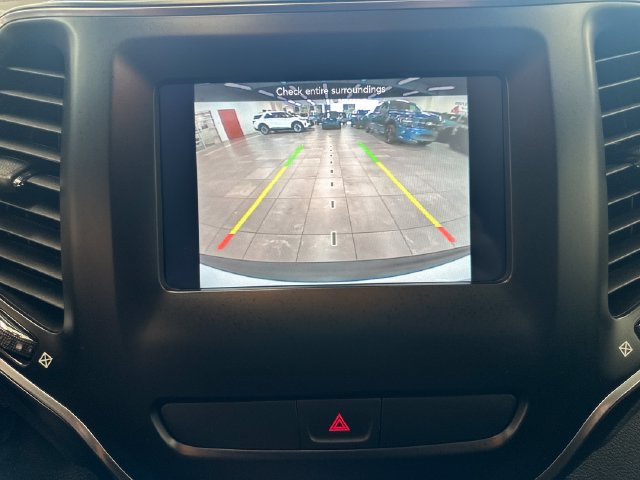 Used 2019 Jeep Cherokee Latitude w/ Popular Appearance Group AWD/4WD image 29