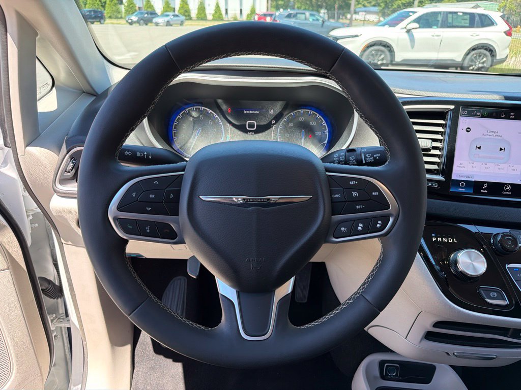 Used 2024 Chrysler Pacifica Touring-L FWD image 19