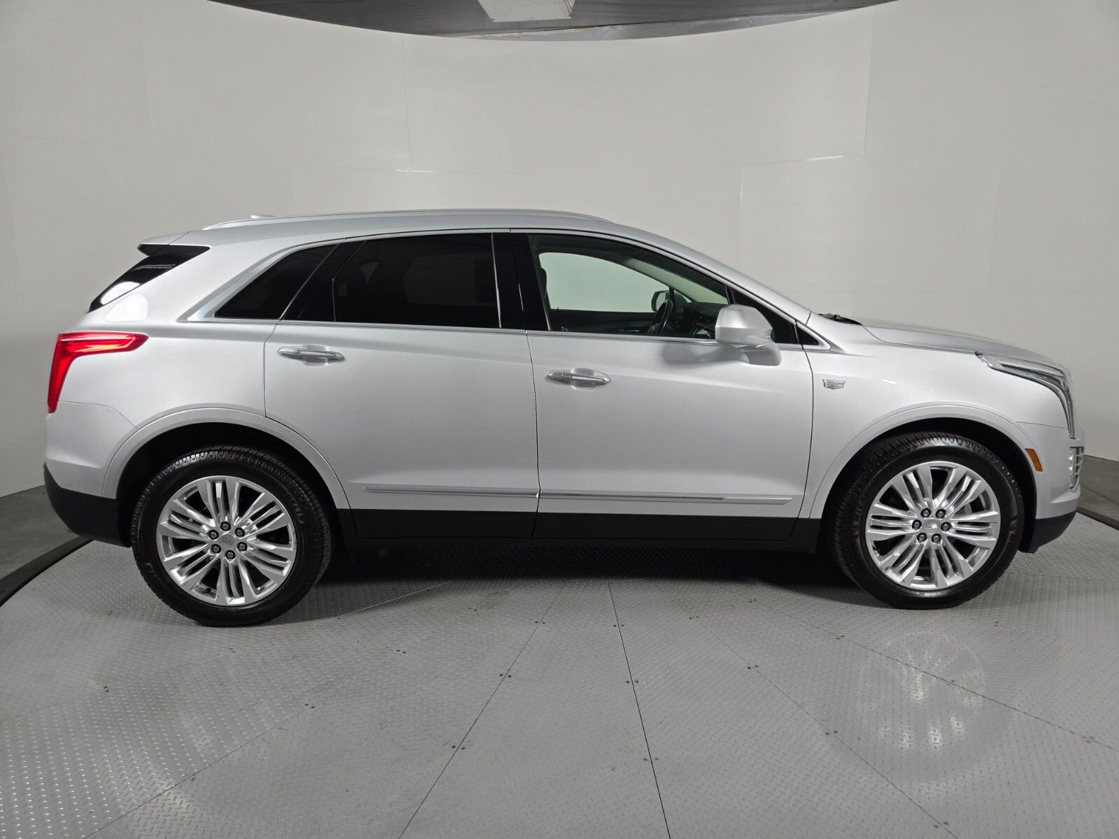 Used 2019 Cadillac XT5 Premium Luxury FWD image 3