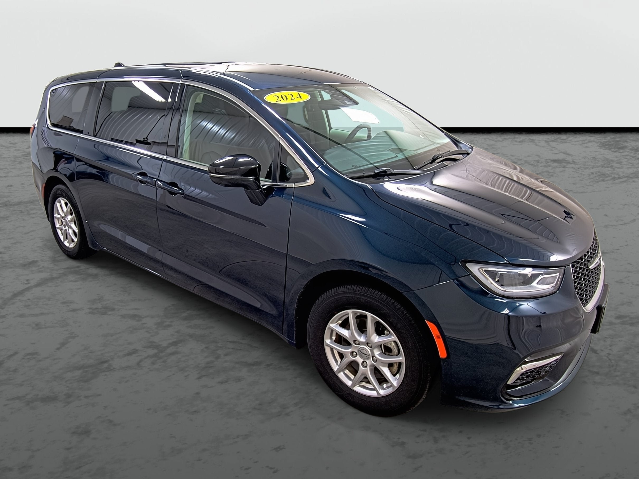 Used 2024 Chrysler Pacifica Touring-L FWD image 5