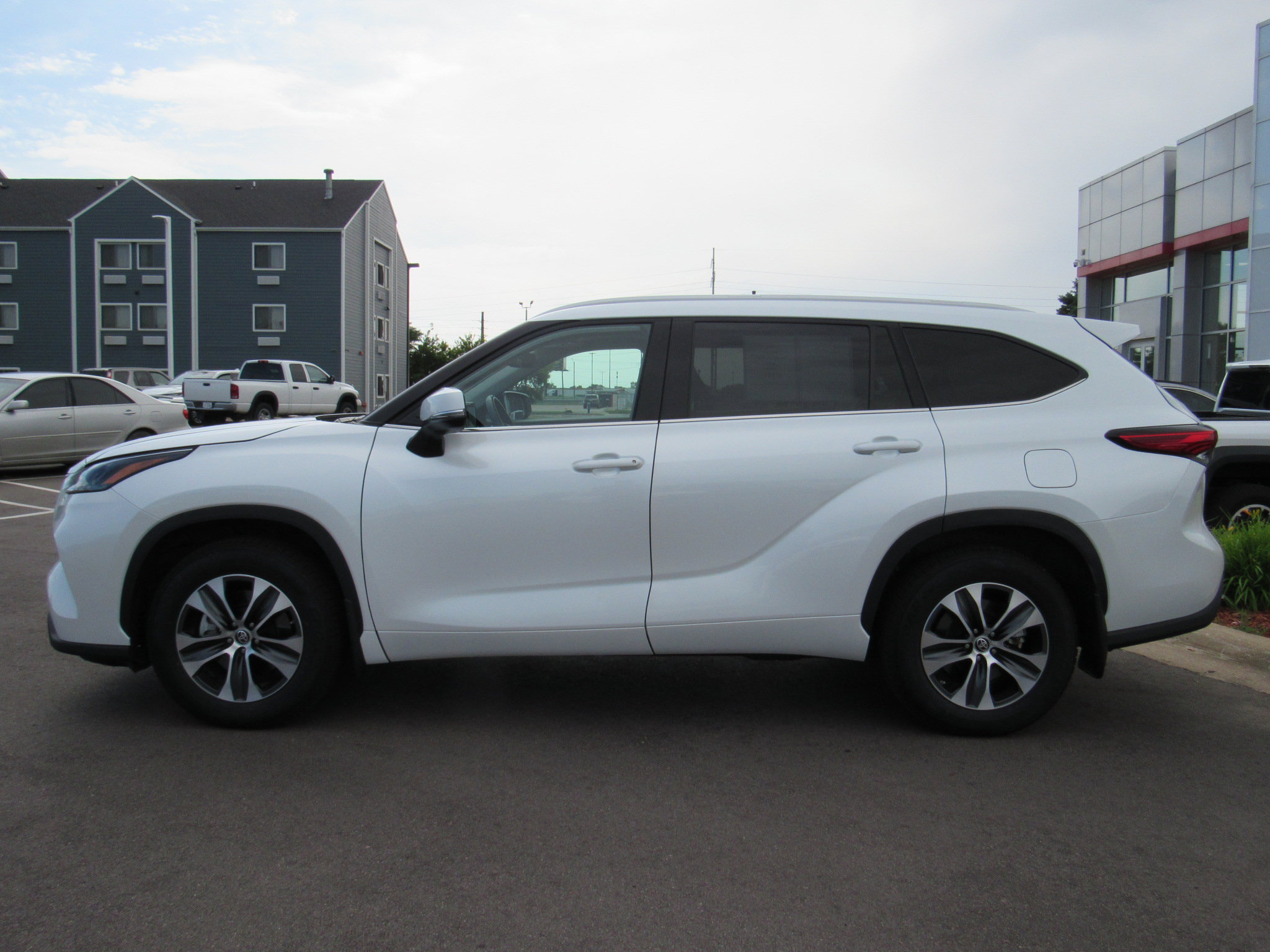 Used 2022 Toyota Highlander XLE AWD/4WD image 9
