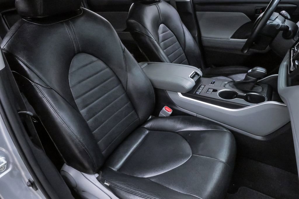 Used 2020 Toyota Highlander LE FWD image 15