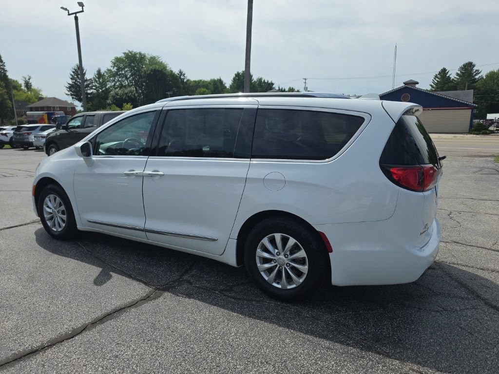 Used 2019 Chrysler Pacifica Touring-L FWD image 4