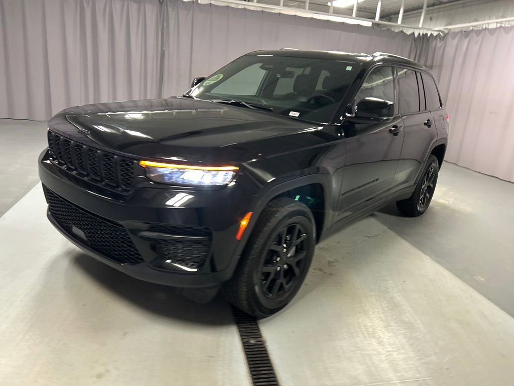 Used 2025 Jeep Grand Cherokee Altitude image 3