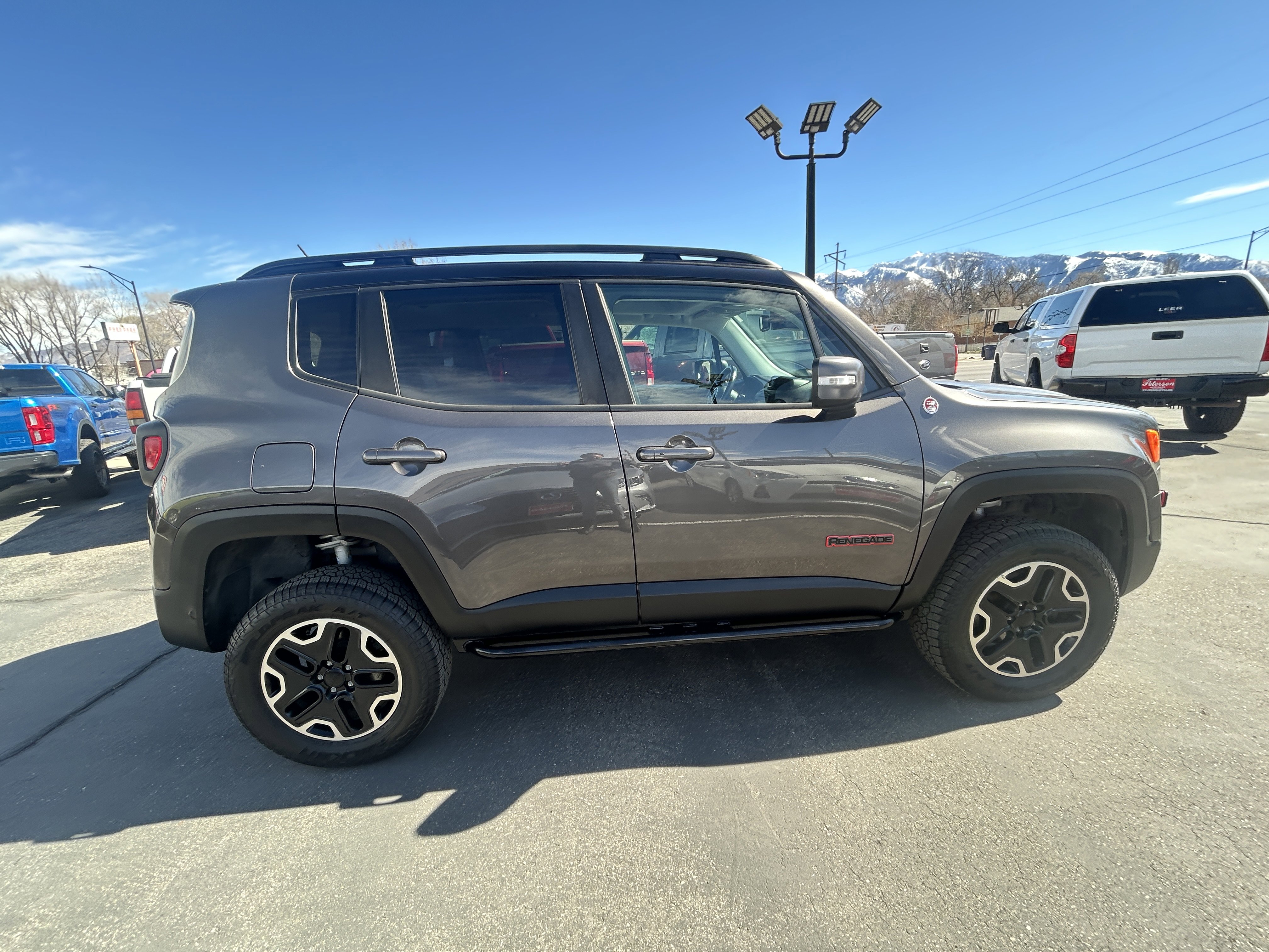 Used 2016 Jeep Renegade Trailhawk w/ Premium Trailhawk Package AWD/4WD image 5
