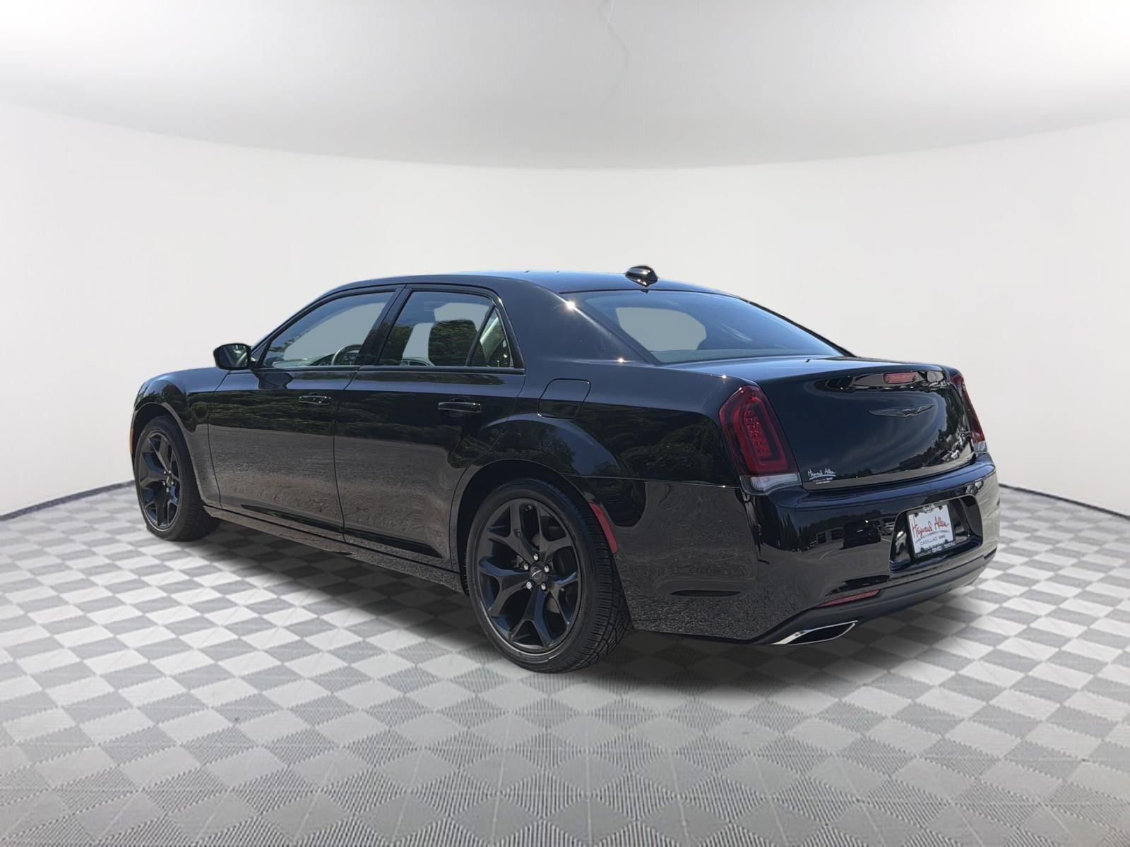 Used 2022 Chrysler 300 Touring w/ Sport Appearance Package RWD image 3