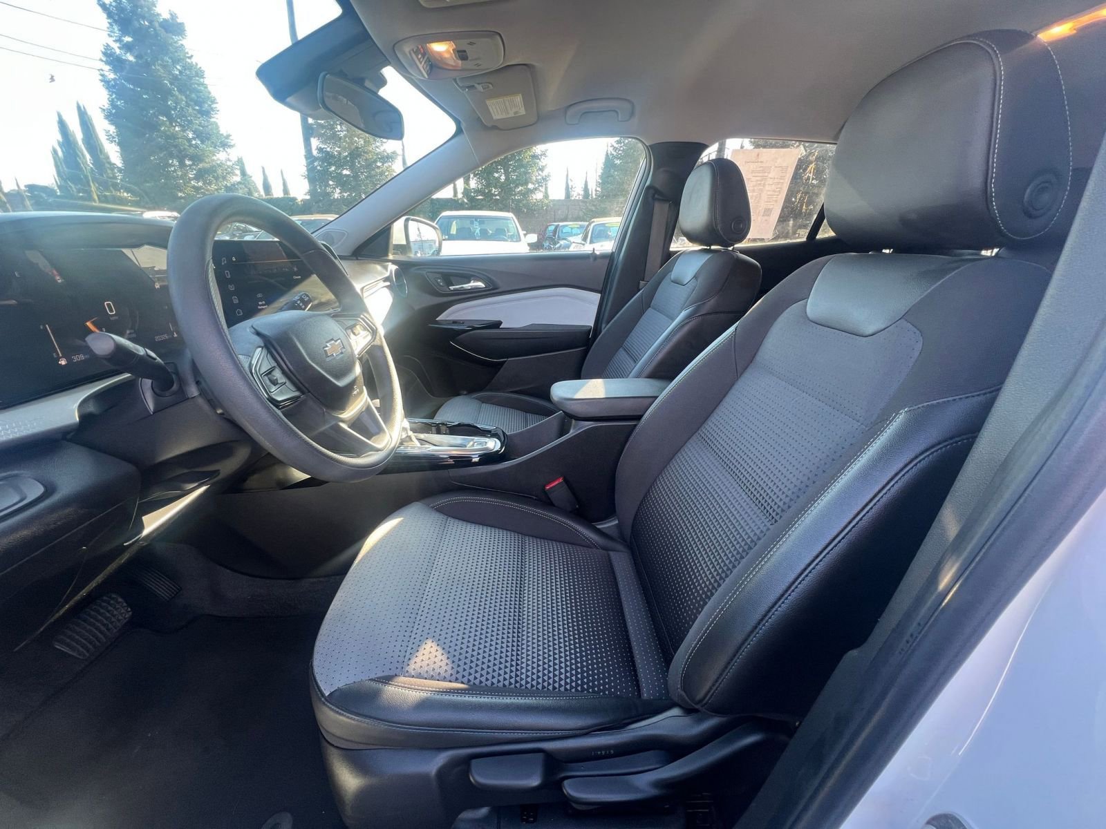 Used 2025 Chevrolet Trax LT image 27