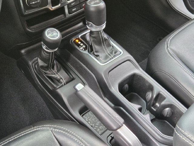 Used 2023 Jeep Wrangler Unlimited Sahara w/ Cold Weather Group AWD/4WD image 23