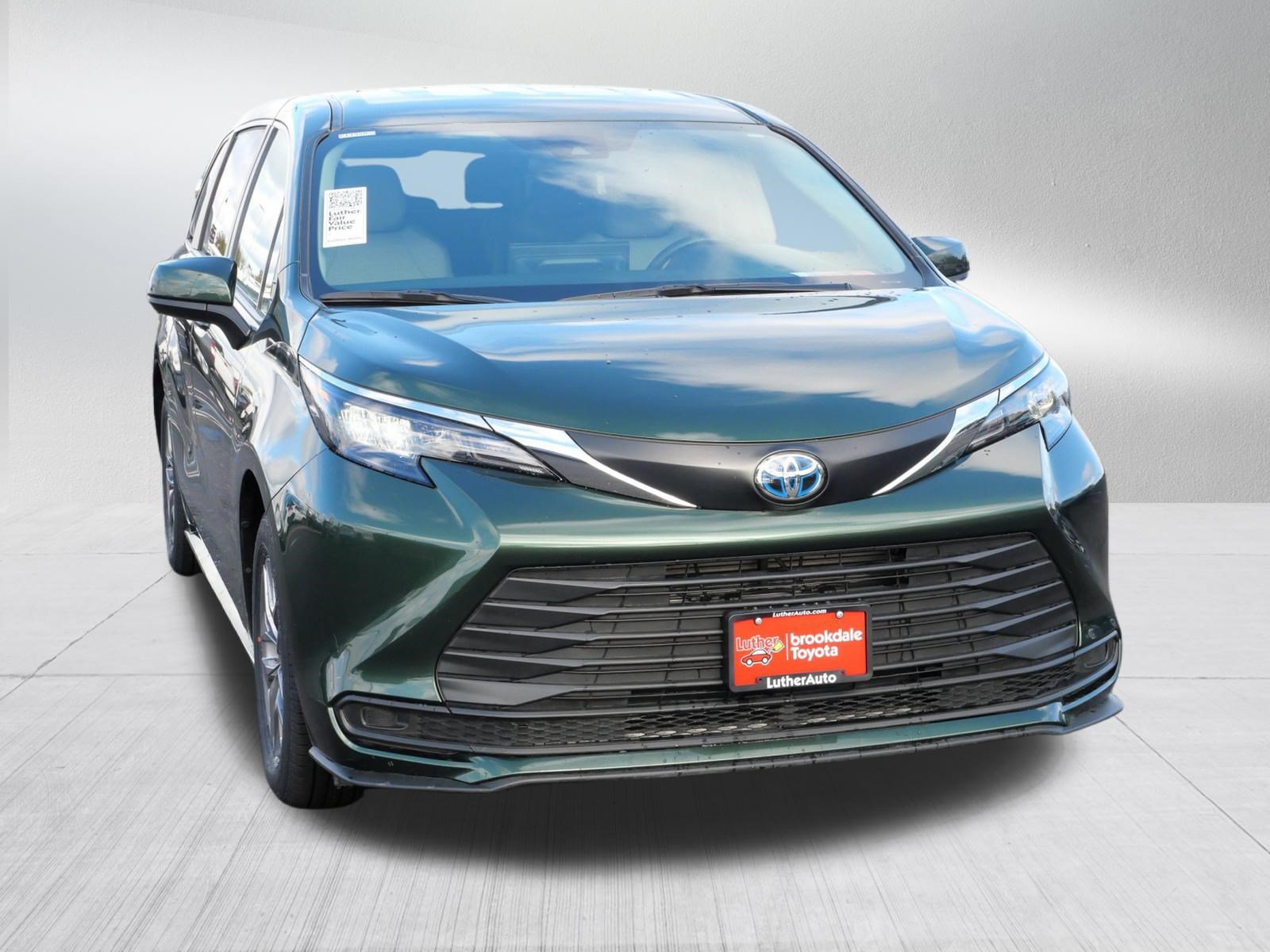 Certified 2025 Toyota Sienna LE AWD/4WD image 2