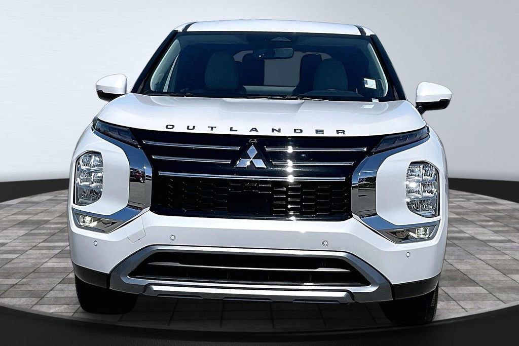 Used 2025 Mitsubishi Outlander SE FWD image 3