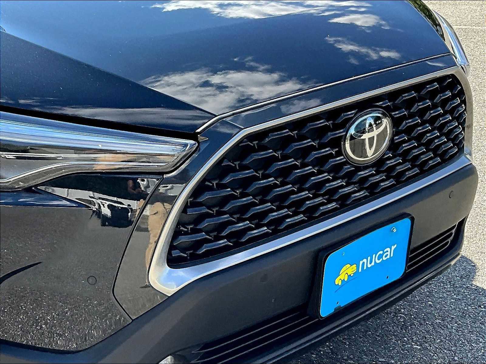 Used 2025 Toyota Corolla Cross XLE image 32