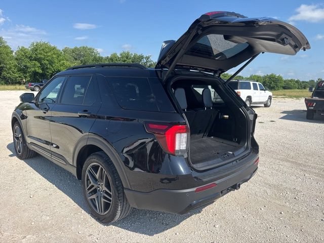 Used 2025 Ford Explorer ST-Line w/ ST-Line Street Pack AWD/4WD image 4