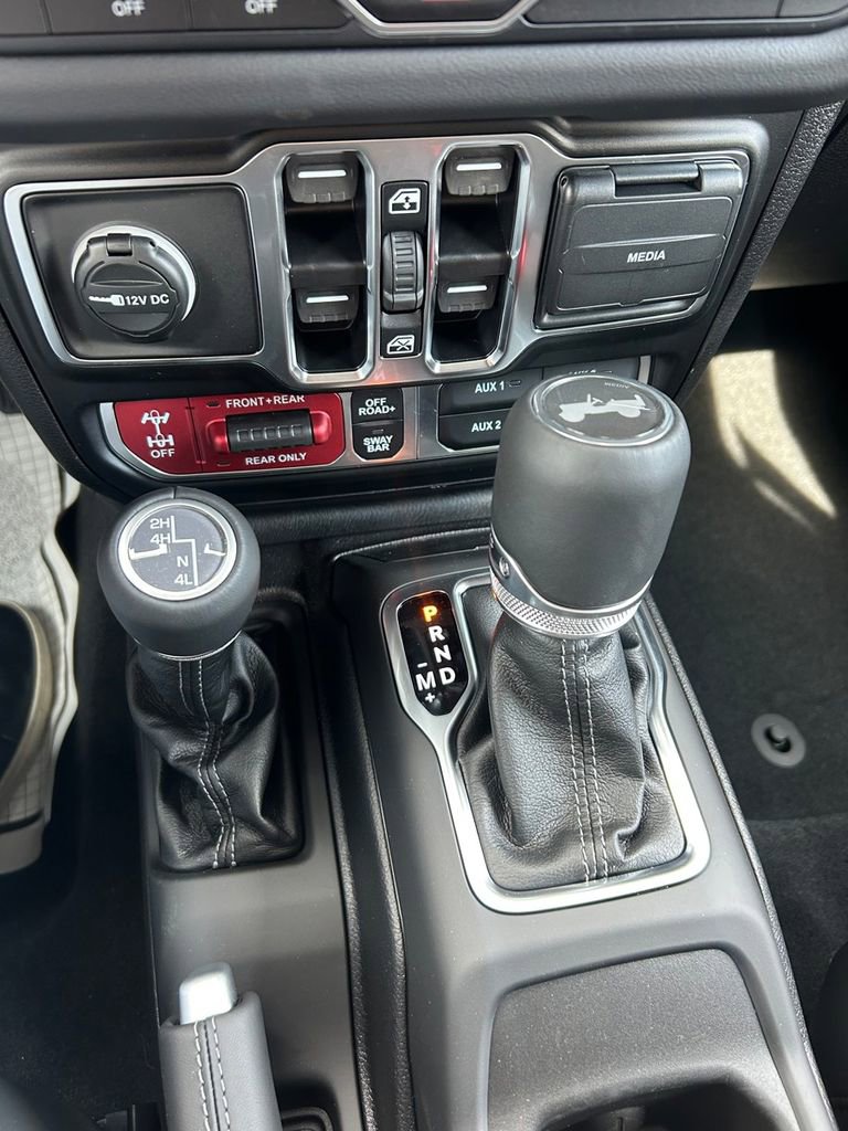 New 2025 Jeep Wrangler Unlimited Rubicon w/ Dual Top Group image 15