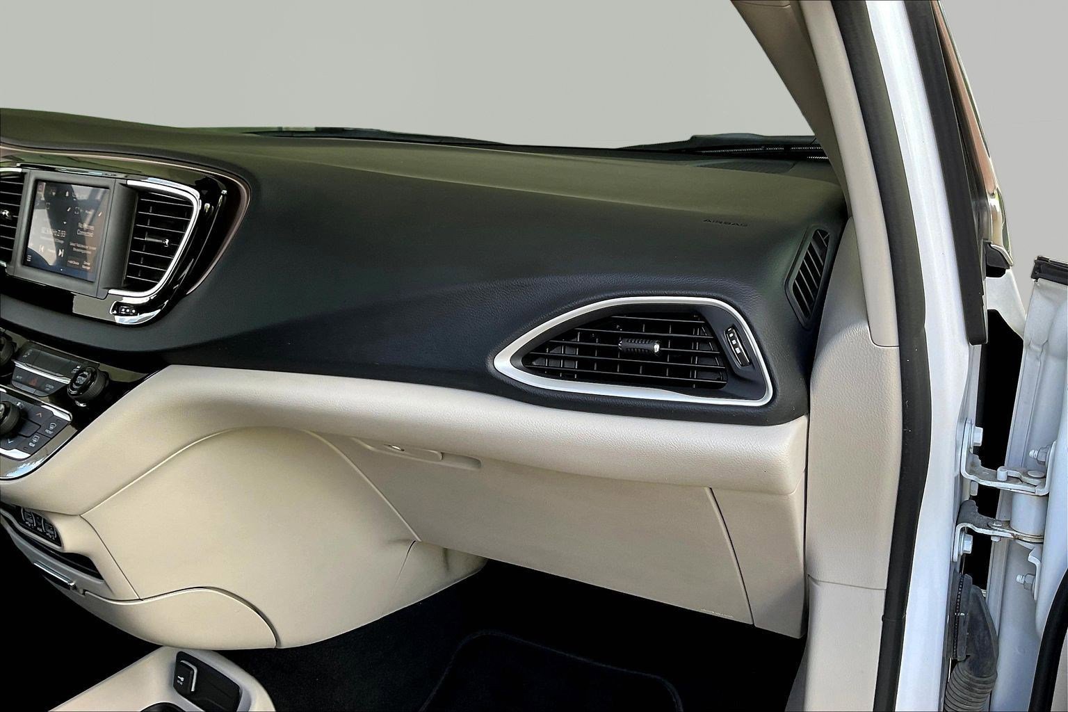 Used 2023 Chrysler Voyager LX FWD image 25