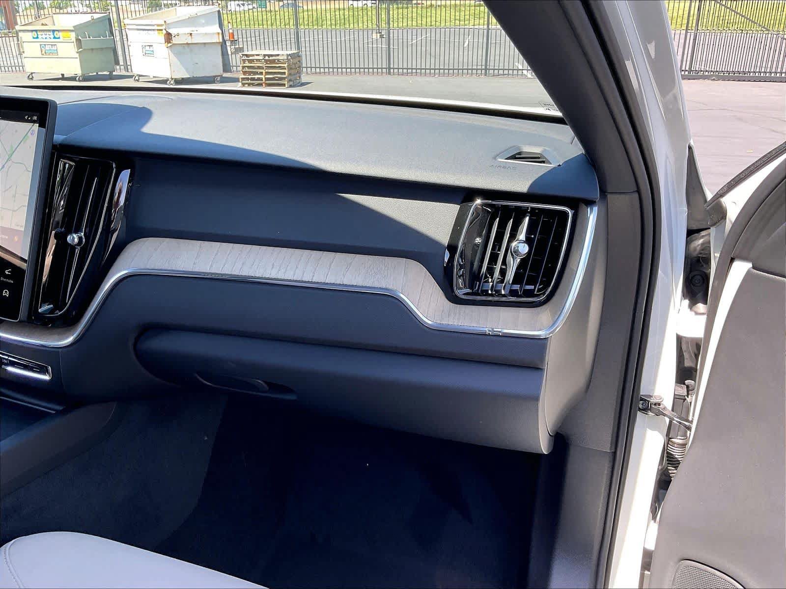 New 2026 Volvo XC60 T8 Plus w/ Climate Package PRO AWD/4WD image 28
