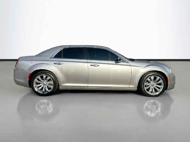 Used 2018 Chrysler 300 Limited RWD image 4