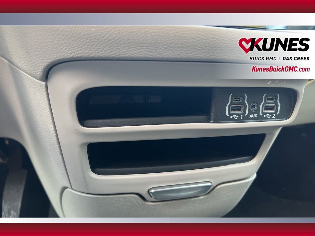 Used 2024 Chrysler Pacifica Touring-L FWD image 22