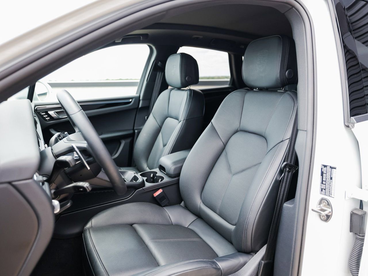 Certified 2025 Porsche Macan image 5