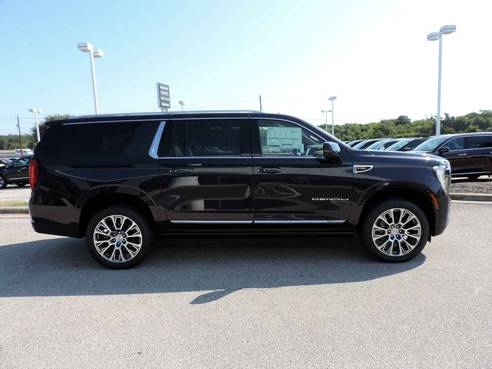 New 2026 GMC Yukon XL Denali w/ Sun & Power Step Package AWD/4WD image 4